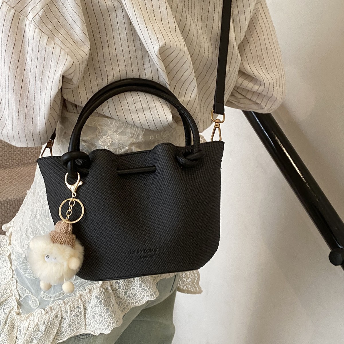 A new, niche design crossbody bucket bag for women in 2025, featuring a high-end, fashionable and stylish Korean-style commuter handbag full figure