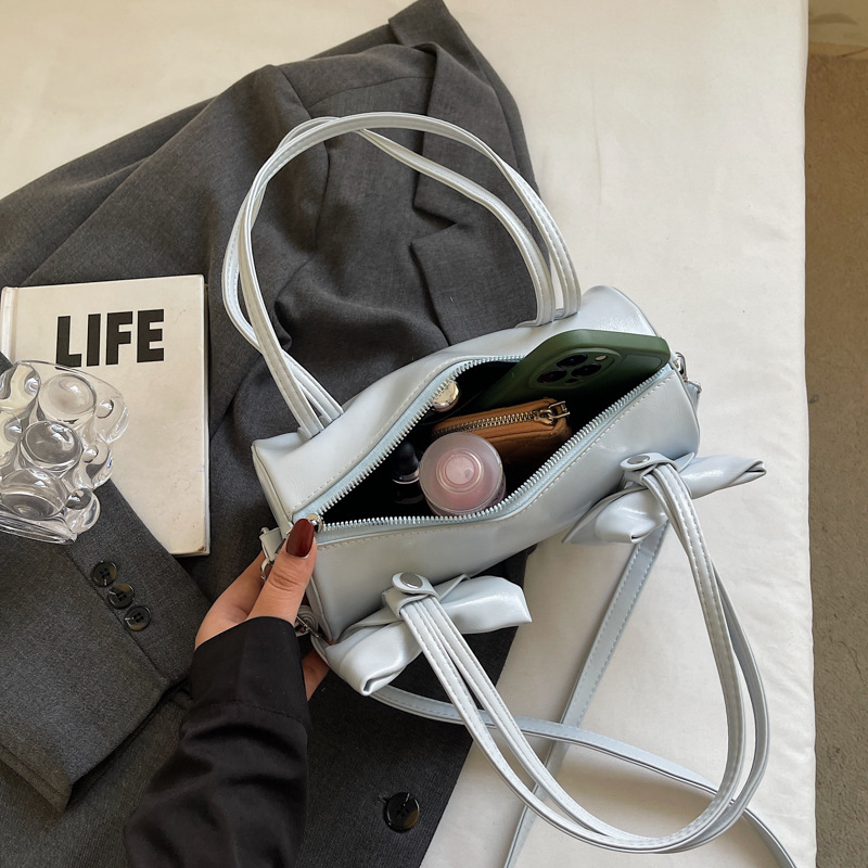 A super popular niche bow handbag for women, a new 2025 versatile single-shoulder underarm bag, a casual crossbody cylinder bag Application Scenario