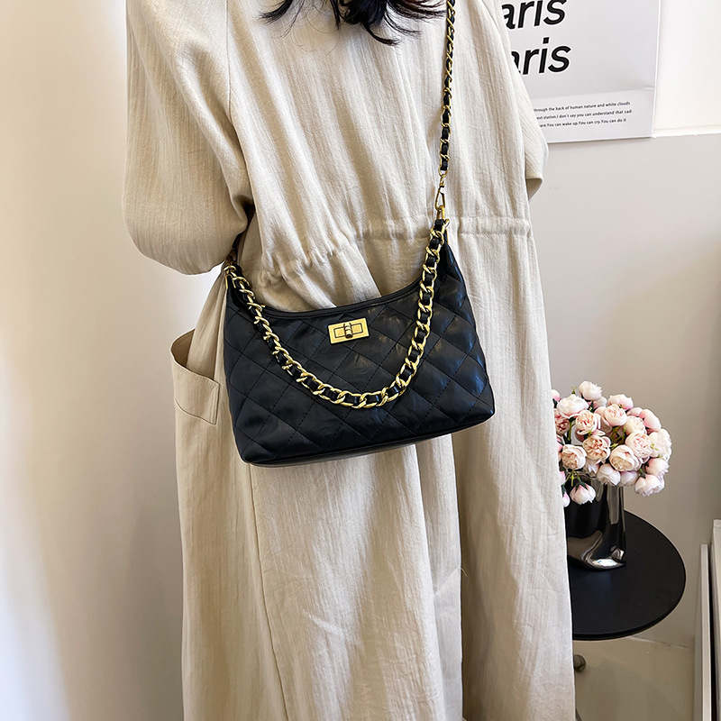 The new 2024 women's diamond-shaped chain bag, a trendy, fashionable and high-end single-shoulder bag from Maillard crossbody bucket bag Application Scenario
