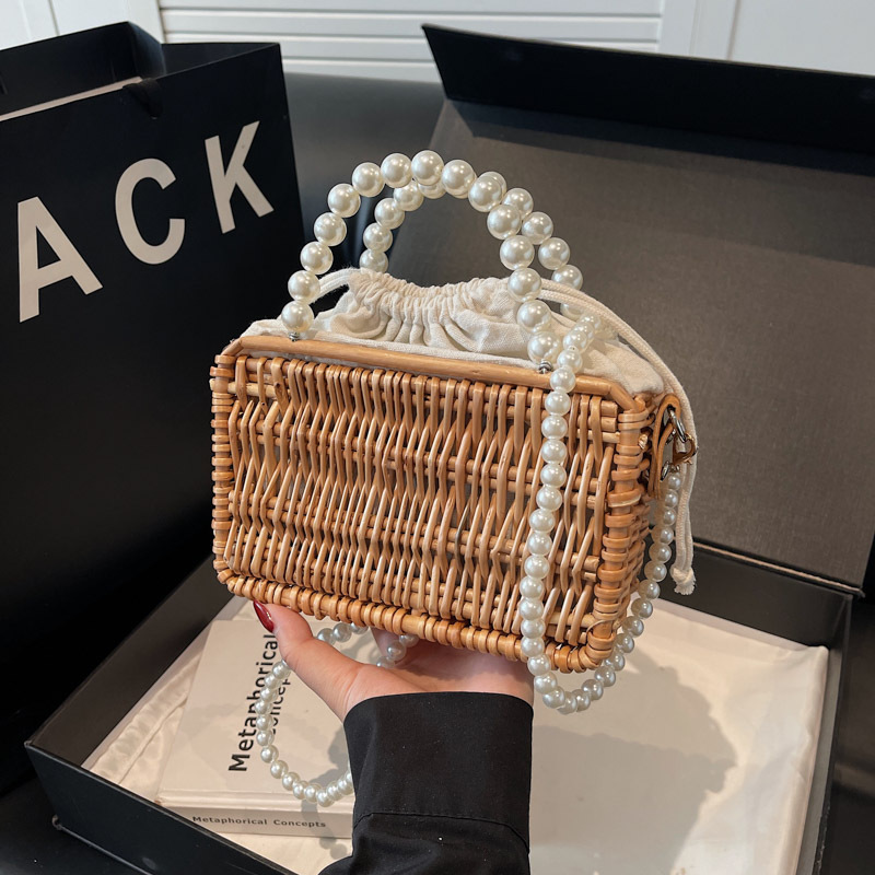 Summer chic woven bag for Women 2025 New Trendy hollowed-out beach woven bag, fashionable chain single-shoulder crossbody bag full figure
