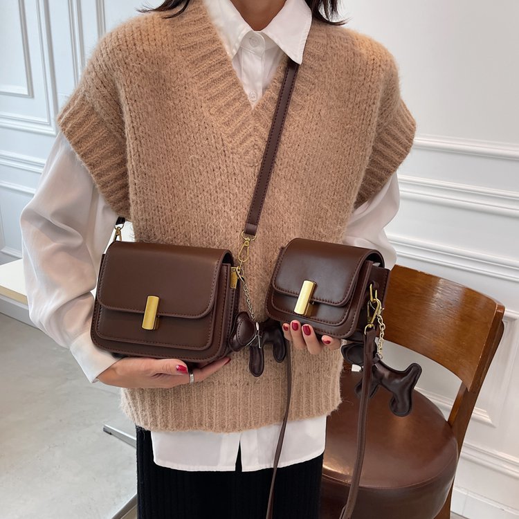 The trendy small square bag is a versatile and fashionable crossbody bag. It's a new style of high-quality and fashionable commuting single-shoulder bag for women in 2025 details Picture