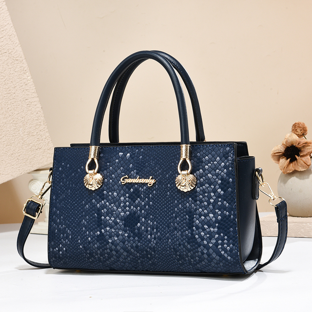 Black women's 2025 new style bag, a super popular women's fashion bestseller, a stylish crossbody bag, a mini Kelly bag Specification drawing