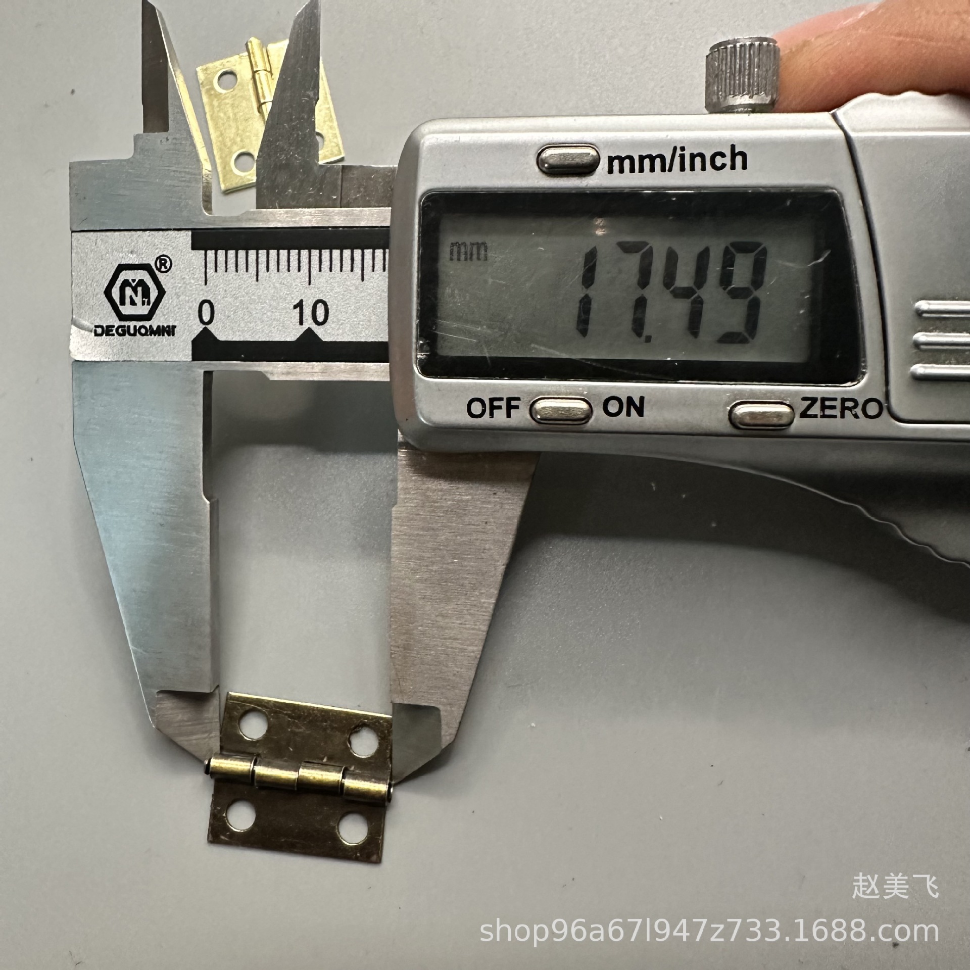 The 18*15mm mini right-angle hinge packaging box contains a small hinge gift box, hinge accessories, wooden box and flat hinge iron Application Scenario