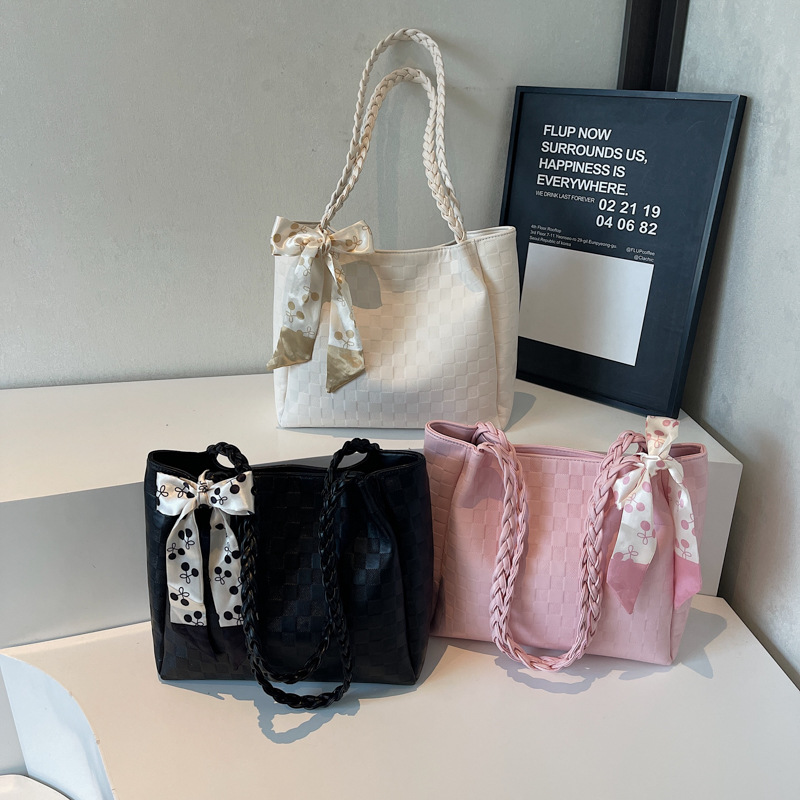 High-end and fashionable tote bag for women 2025 summer new style, stylish and casual silk scarf, versatile single-shoulder armpit bag Application Scenario