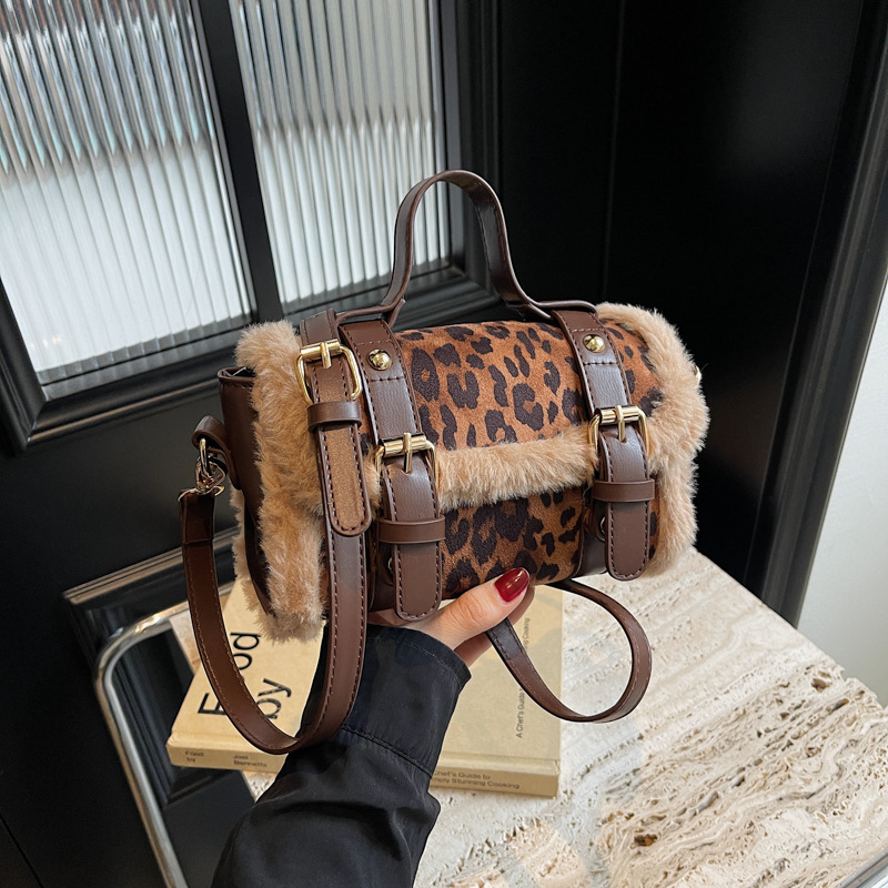 Leopard print matte bag for women 2024 new niche design plush crossbody bag, high-end and fashionable hand-held pillow bag Specification drawing