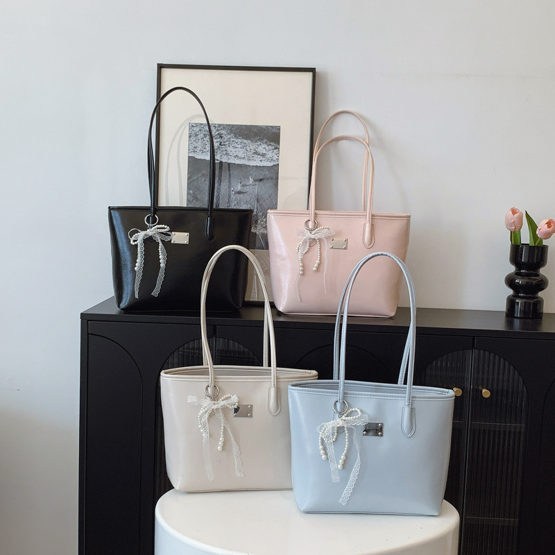 Cross-border 2025 New Style fashionable and simple tote bag, casual and trendy, large-capacity tote bag, niche design bag for women Application Scenario