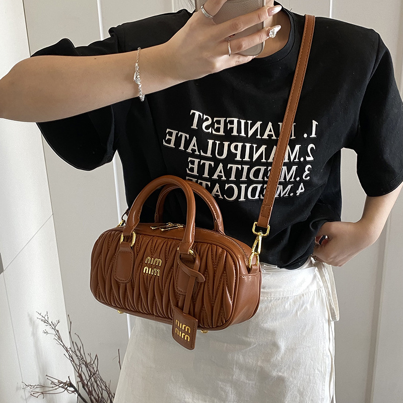 2025 New niche, trendy and fashionable, pleated texture hand-held pillow bag, a high-end and stylish single-shoulder crossbody bag for women Application Scenario