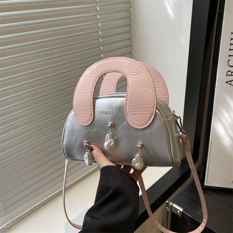 A niche design color-blocking handbag, a trendy and cool silver shell bag for women in 2025, a versatile shoulder bag and crossbody bag full figure