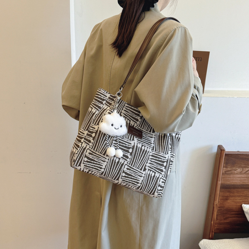 A new 2024 stylish checkered underarm bag for women, a large-capacity single-shoulder bag for casual commuting, and a crossbody bag for college students attending classes Specification drawing