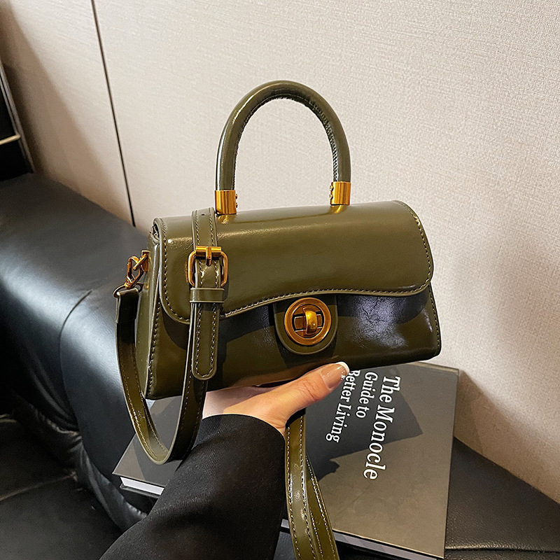 A new retro, simple and versatile single-shoulder bag for women, featuring a stylish and casual small square design. It's a high-end crossbody bag for women in 2024 details Picture