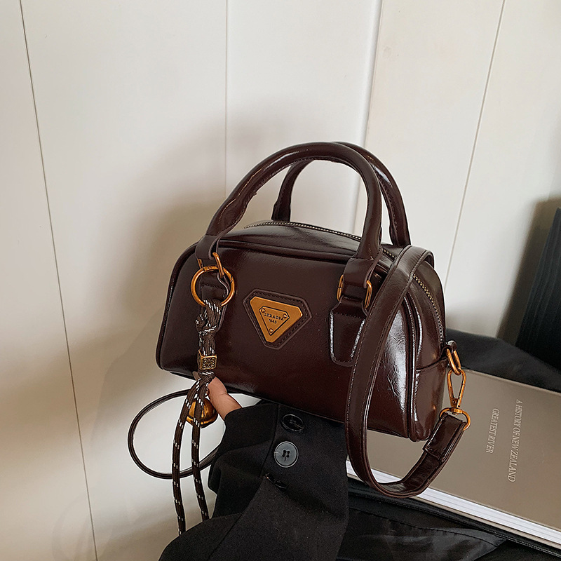 A retro and high-end bowling bag for women, a new fashionable and casual single-shoulder bag for 2024, a trendy and versatile crossbody bag full figure