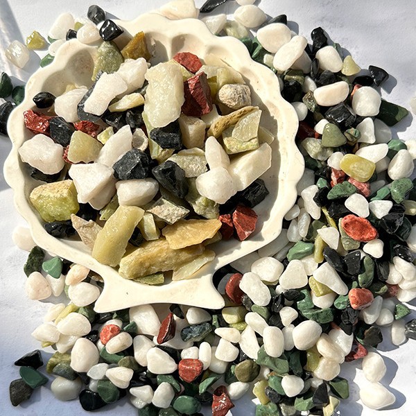 The manufacturer wholesals colored stones, adhesive stones, fish tanks, decorative garden pavements, washed stones, pebbles, oval stones and multicolored stones details Picture