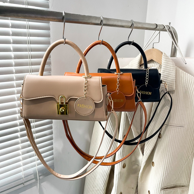 The new summer 2025 stylish and retro single-shoulder bag, a casual and fashionable crossbody bag, and a casual and retro small square underarm bag Application Scenario