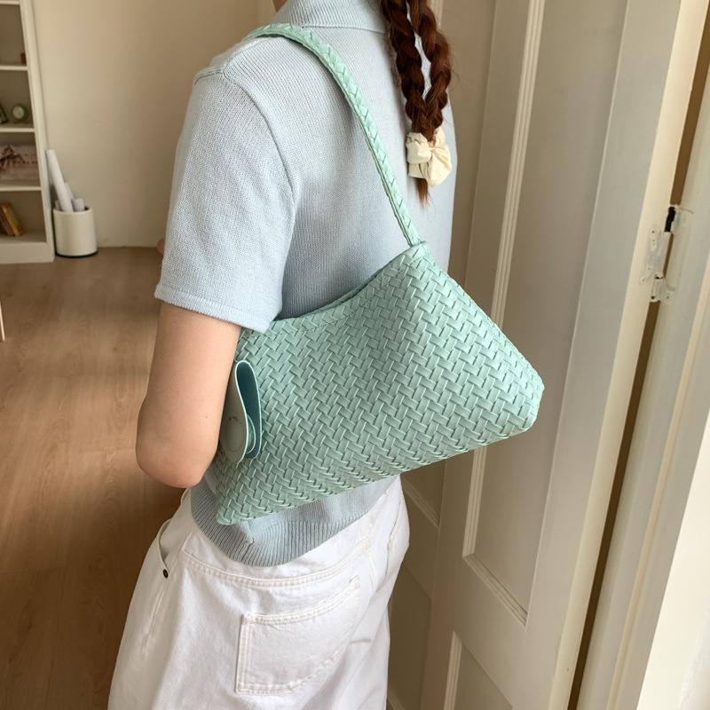 The 2025 new French retro hand-woven bag is a versatile and niche underarm bag, a fashionable handbag and a stylish single-shoulder bag Specification drawing