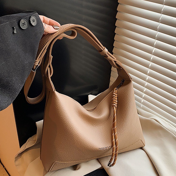 A niche design single-shoulder underarm women's bag 2025 new large-capacity tote bag, a high-end, casual and fashionable crossbody bag full figure