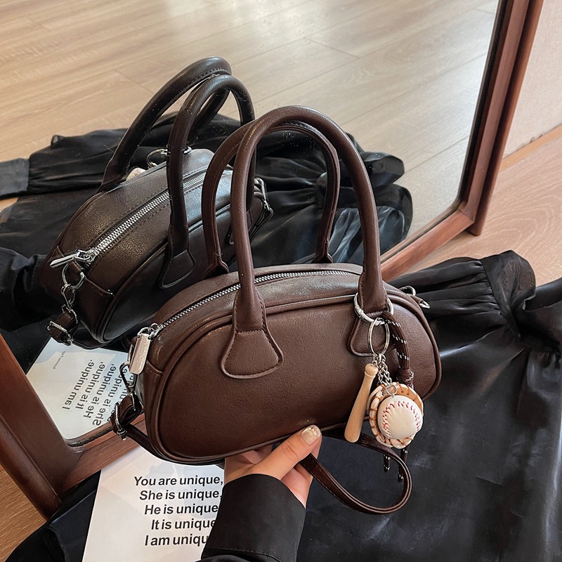 Carrying a retro and fashionable bowling bag, 2024 new style, trendy and versatile single-shoulder bag, niche design, high-end women's bag details Picture