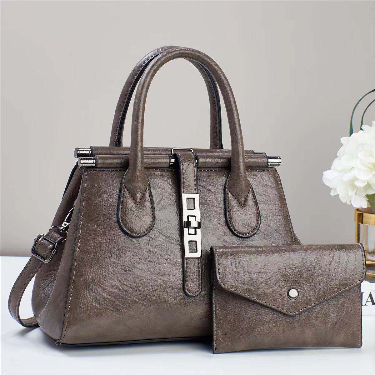 2024 New retro pattern candy-colored texture large-capacity single-shoulder crossbody bag, high-quality cross-border women's mother bag Item Picture