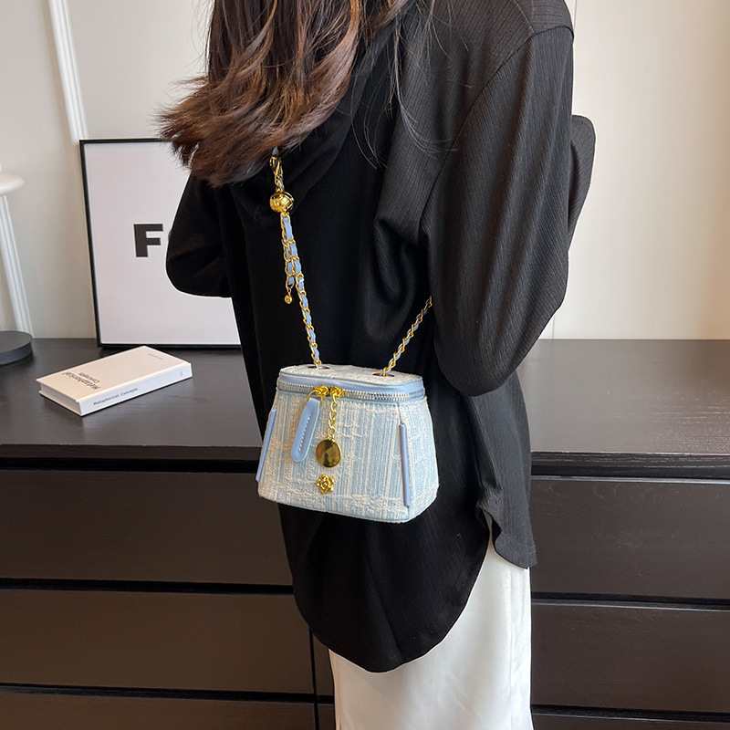 A high-end, versatile, trendy, casual and fashionable bucket bag for women, a new 2024 stylish denim striped blue crossbody bag Application Scenario
