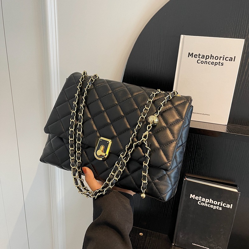 A large capacity diamond-shaped embroidered thread bag for women, a new 2025 trendy casual and versatile chain crossbody bag, a fashionable single-shoulder bag details Picture