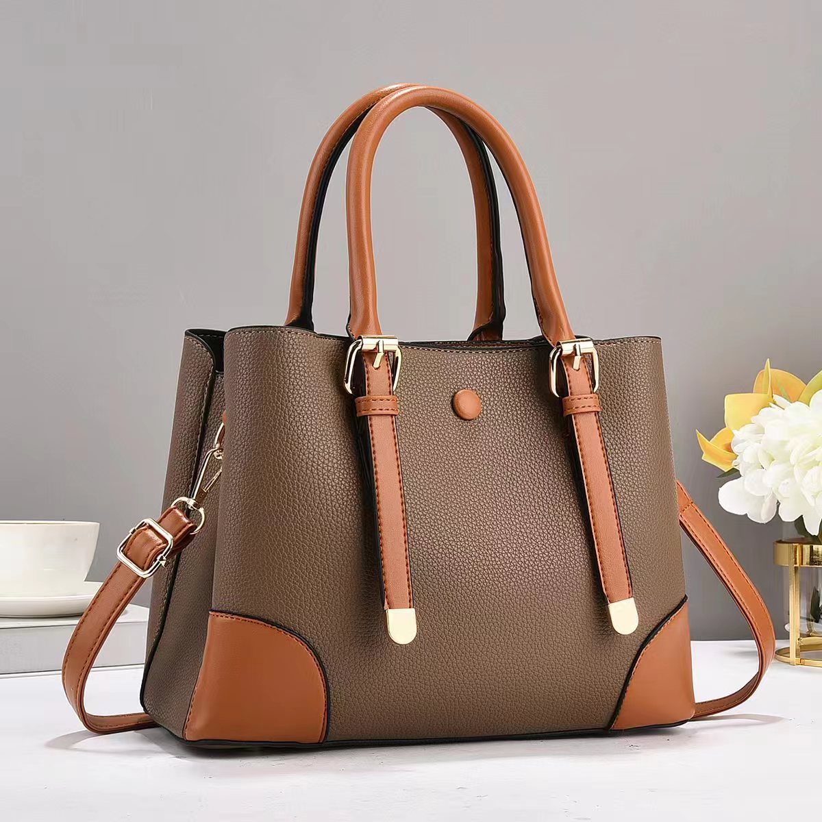 This is a new 2024 model of a fashionable and trendy handbag with lychee pattern patchwork. It is a large-capacity single-shoulder bag for women and a large crossbody bag Specification drawing
