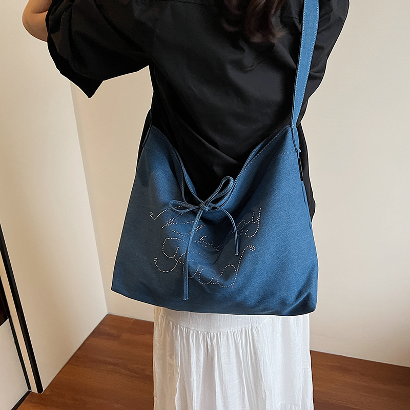 A niche design, fashionable, large-capacity, trendy canvas bag for women 2025, a new stylish casual commuting single-shoulder crossbody bag Application Scenario