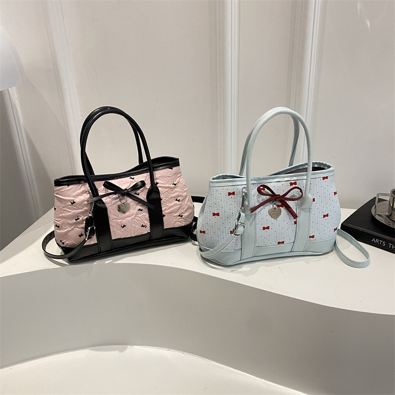A new cross-border hand-held bucket bag for women in the summer of 2025, featuring a contrasting color combination and a simple texture. It is a single-shoulder crossbody bag Application Scenario