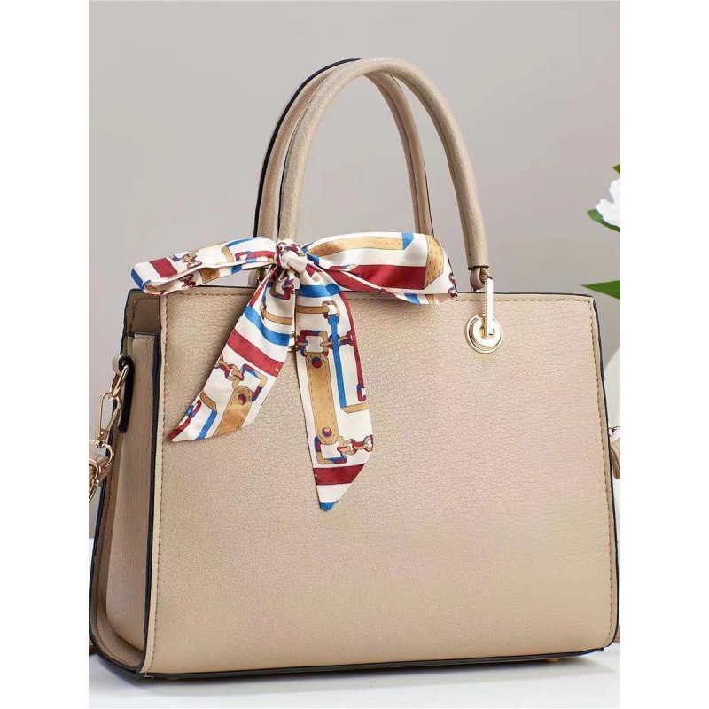 2024 new high-end handbag, large-capacity middle-aged mom bag, fashionable and high-end texture women's bag, one-piece consignment Application Scenario