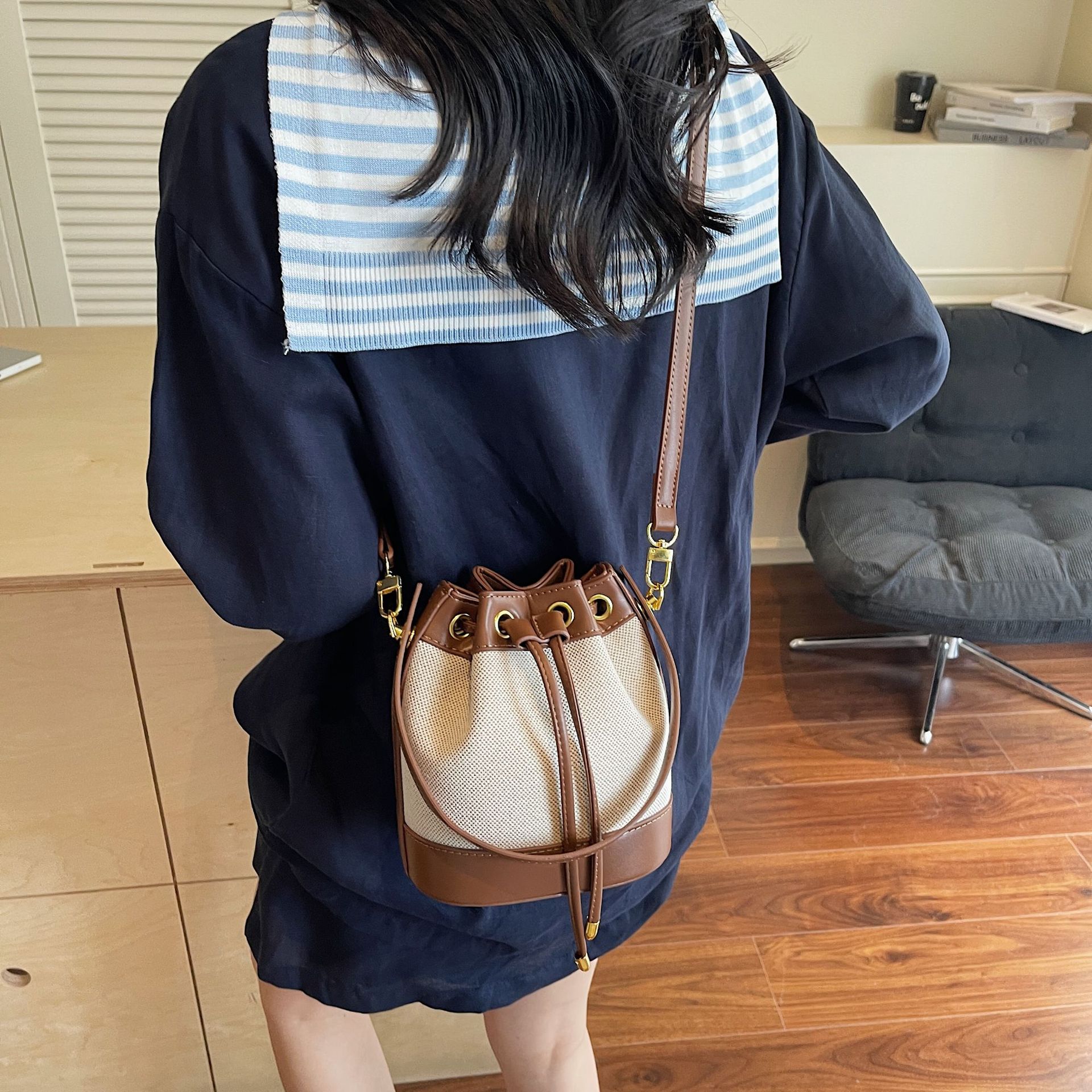 Retro canvas handbag for women, 2025 new niche design bucket bag, simple and versatile single-shoulder crossbody bag for women Application Scenario