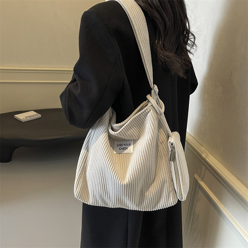 Student class corduroy bag for women 2024 New style casual large-capacity crossbody bag for commuting single-shoulder underarm tote bag Application Scenario