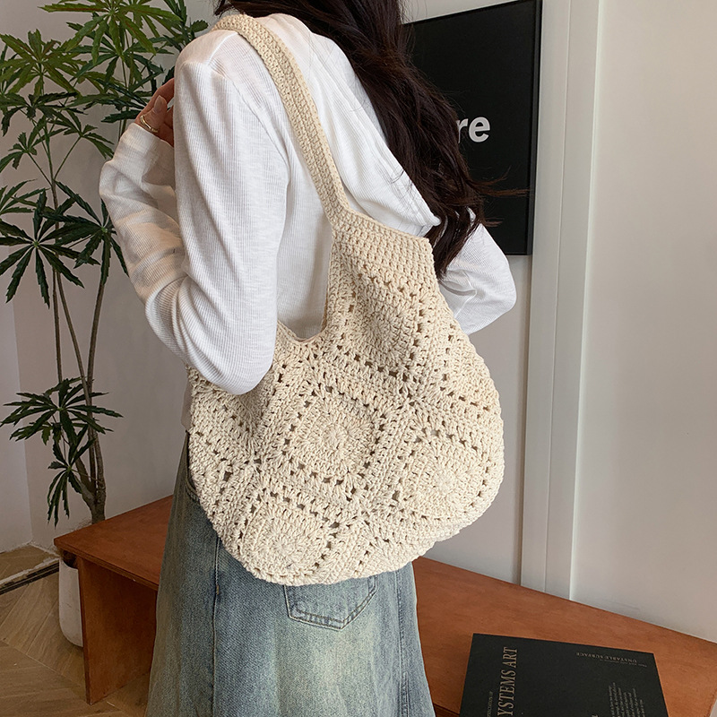 Artistic and forest-style hand-woven bags, casual large-capacity single-shoulder armpit bags, beach vacation bags, crocheted bags Application Scenario