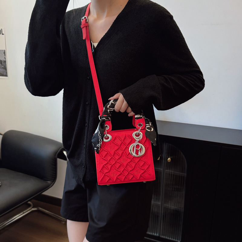 The 2025 embroidered Princess handbag exudes a sense of high-end fashion, is a hand-held crossbody bag with a high-quality texture, and is a stylish and versatile women's bag Specification drawing