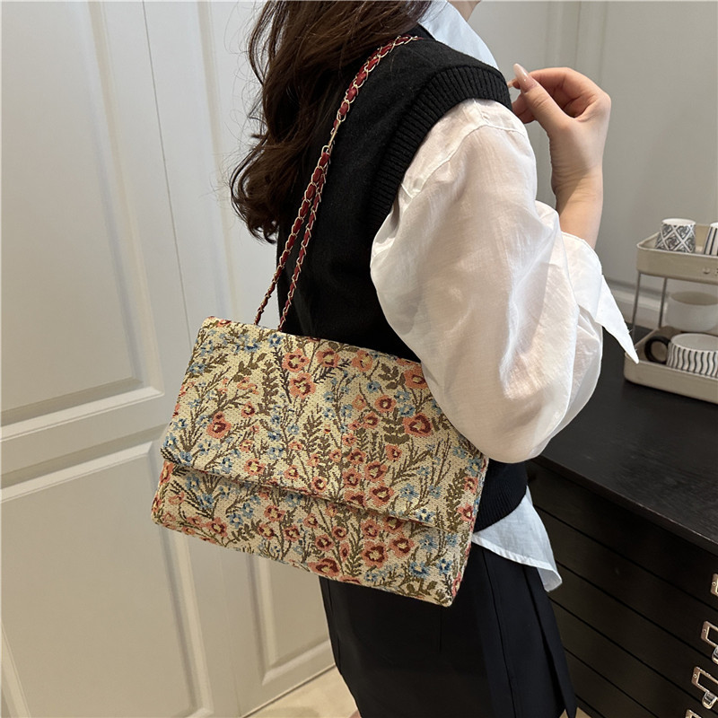 Korean version envelope bag 2025 Summer New ethnic style flower fashion clutch, cool, casual and stylish handbag details Picture