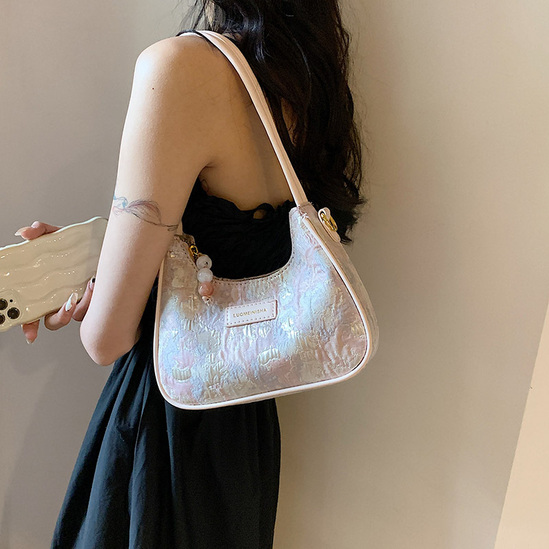 The new 2024 underarm bag for women features a high-end, fashionable and niche design. It's a Korean style versatile single-shoulder crossbody bag for commuting Application Scenario