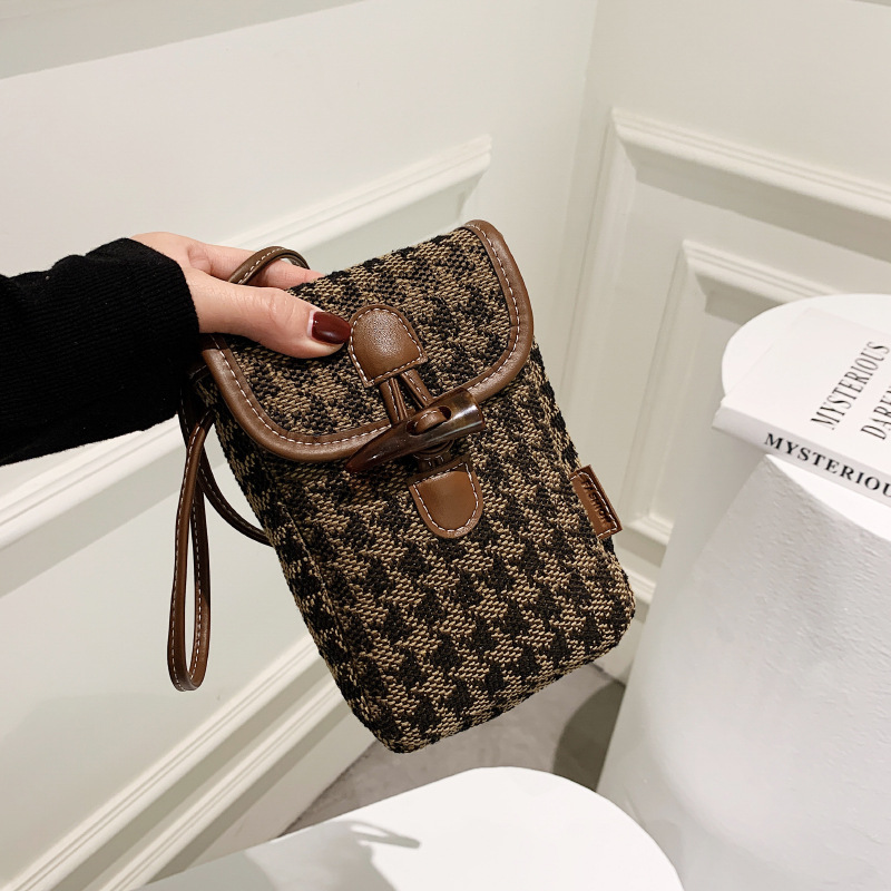 The checkerboard mini bag 2025 new style is super trendy, fashionable and stylish. It's a women's crossbody single-shoulder small square bag full figure