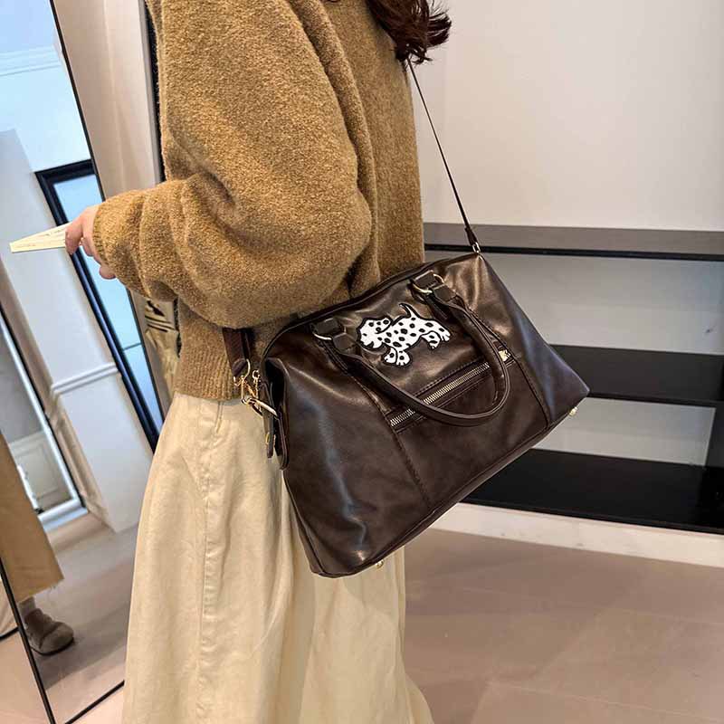 A large-capacity crossbody bag for women, a new 2024 trendy retro wide shoulder strap tote bag, a versatile commuting briefcase Application Scenario