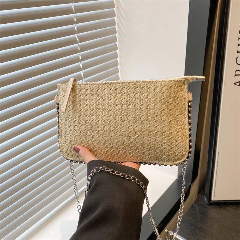 The new chain bag for women exudes a sense of high-end sophistication. It's a niche chain single-shoulder bag and clutch bag in a solid color with a simple woven pattern full figure