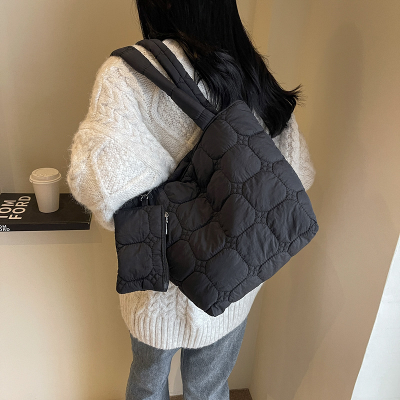 Fashionable and casual large-capacity women's 2023 new Korean-style down cotton jacket bag, stylish and simple single-shoulder tote bag details Picture
