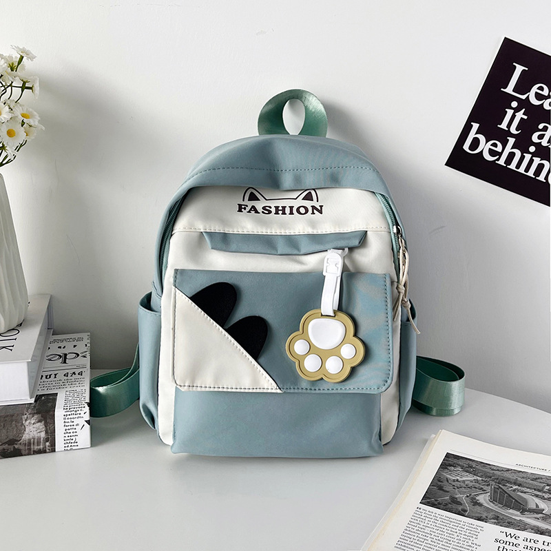 This large-capacity bag is cute for junior and senior high school students, with a fresh and delicate texture. It's a new lightweight crossbody bag for women in 2025 full figure
