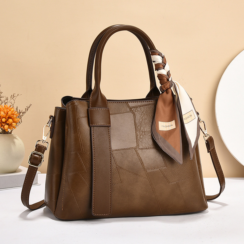 The new women's fashion handbag for the 2024 autumn and winter season, a trendy single-shoulder crossbody bag for middle-aged moms full figure