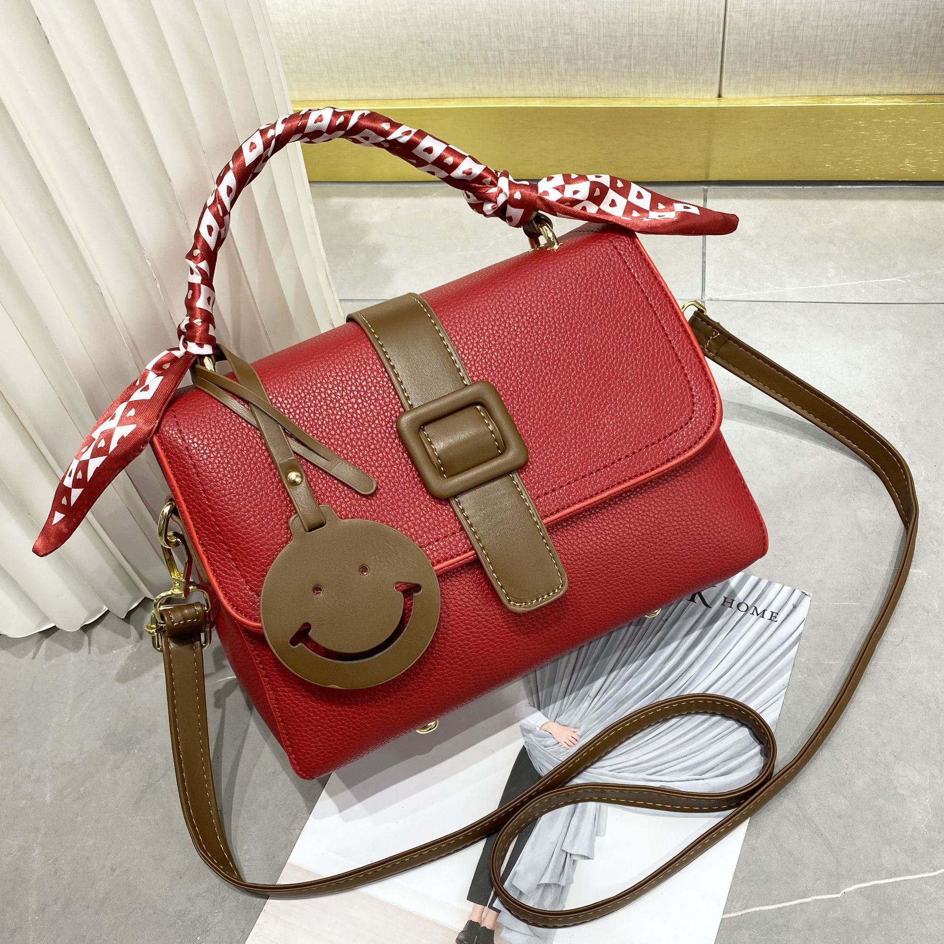 Women's handbag 2023 Spring and Autumn Fashion, fresh and elegant, hand-held women's bag color matching, single-shoulder crossbody bag with lock, versatile style Specification drawing