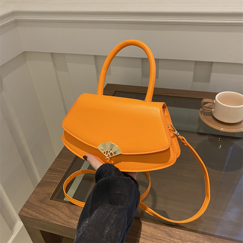 A stylish and stylish small bag for women in Spring/Summer 2024, a solid color individual crossbody bag for commuting full figure