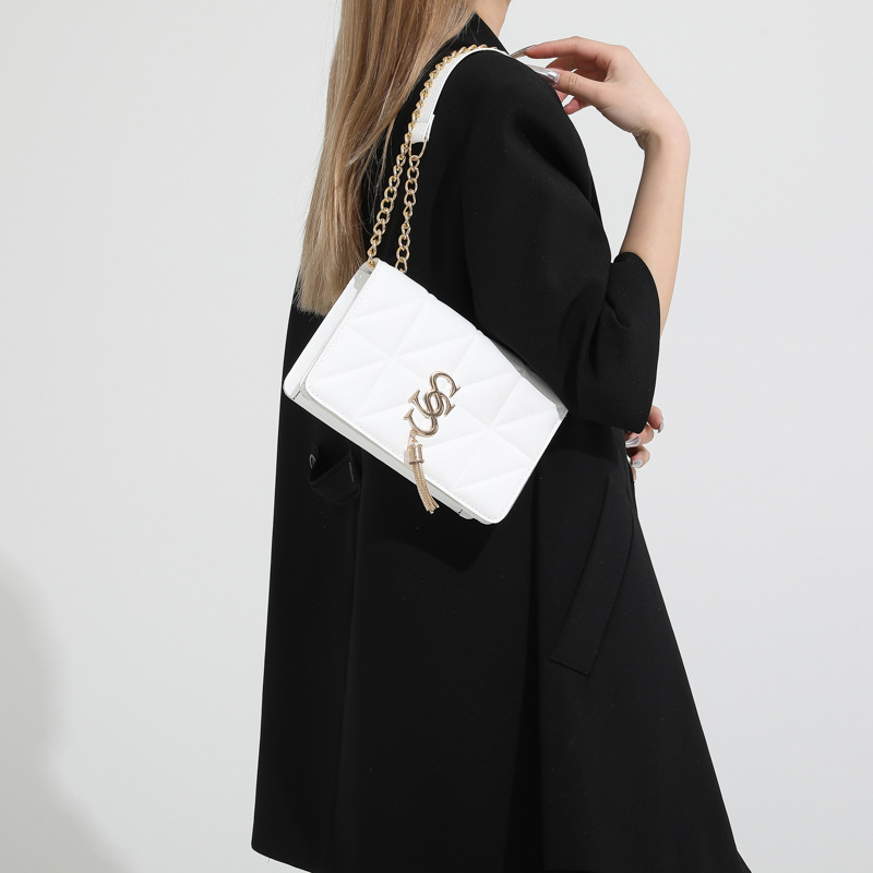 The new women's 2024 high-end fringed crossbody bag for autumn and winter is a stylish single-shoulder chain bag for commuting details Picture