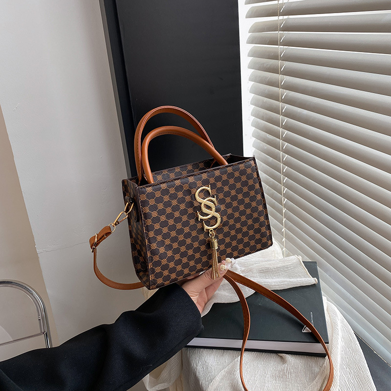 A new Spring/Summer 2025 fashionable and simple checkered handbag, a retro and stylish single-shoulder crossbody small square bag for commuting full figure