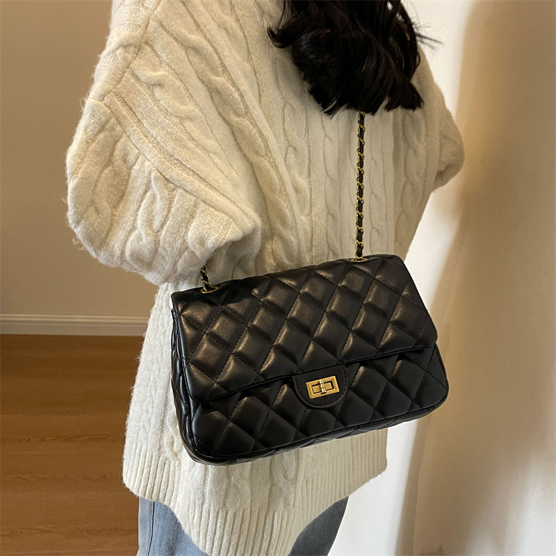 A high-end little Chanel-style diamond-shaped chain 2025 solid color new bag for women, soft leather, fashionable and versatile, single-shoulder armpit bag Application Scenario