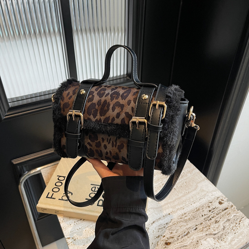 Leopard print matte bag for women 2024 new niche design plush crossbody bag, high-end and fashionable hand-held pillow bag details Picture
