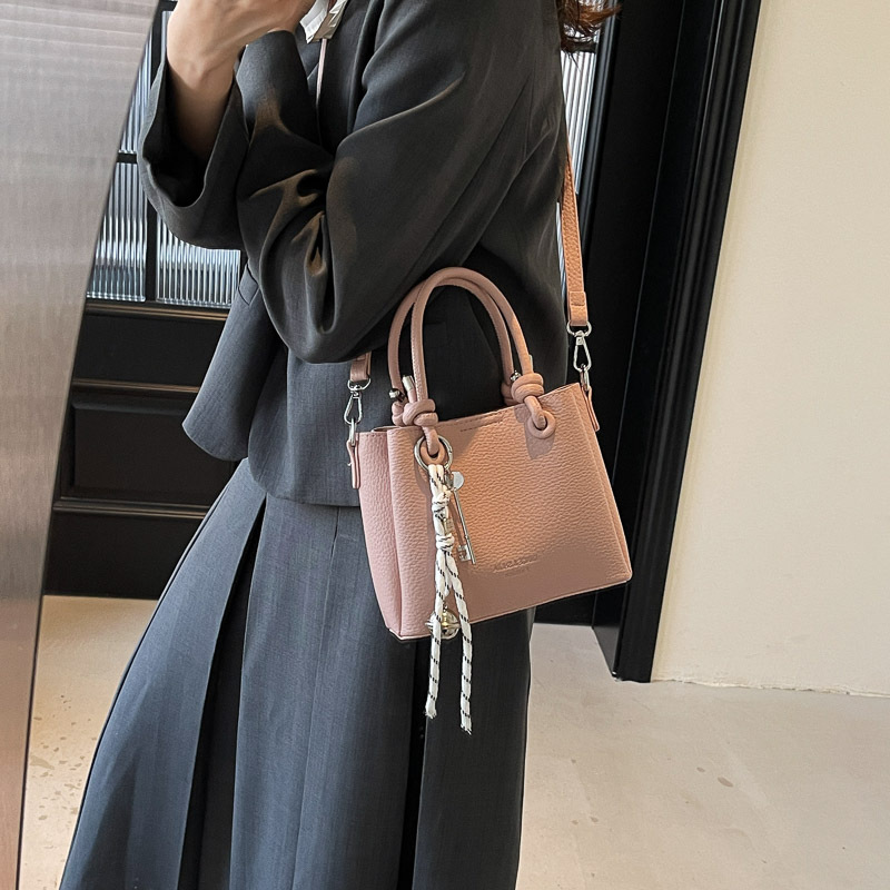 A high-end and fashionable bucket bag, 2025 new Korean style Instagram trendy casual shoulder bag, versatile crossbody bag Application Scenario