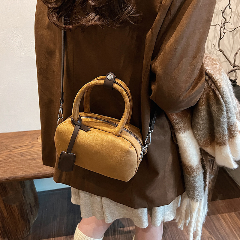 This Korean-style ins fashion versatile hand-held pillow bag features a casual and niche design. It is a single-shoulder crossbody bag for commuting to work Application Scenario