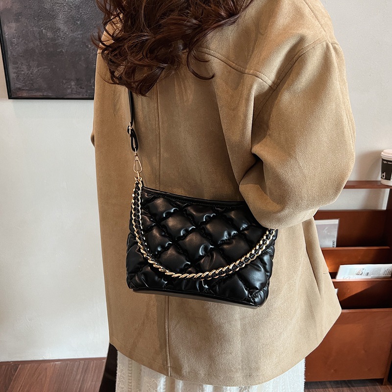High-end Chanel-style diamond-shaped chain underarm bag for women, 2024 new soft leather versatile single-shoulder crossbody bucket bag Application Scenario