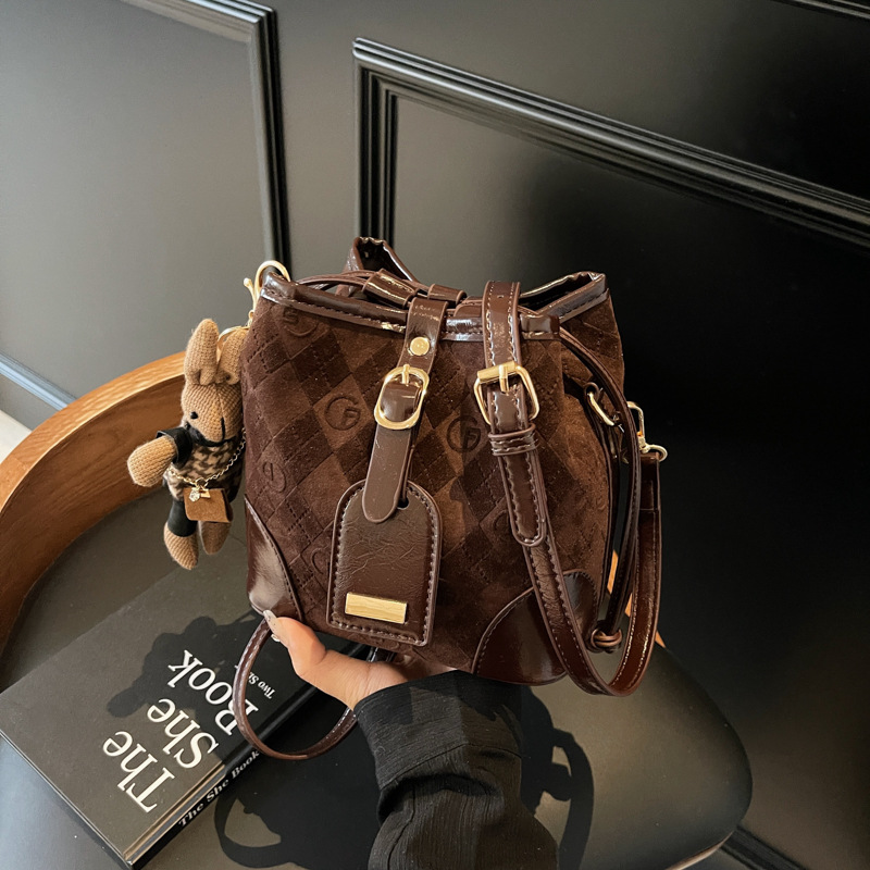 This year's popular women's bags are the new 2024 trendy, retro and versatile single-shoulder bags with niche designs and crossbody bucket bags Application Scenario