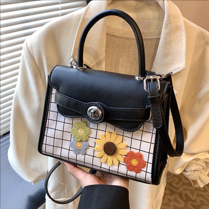 The 2025 new fresh and sweet handbag, a trendy and niche fashion crossbody small square bag for women, is extremely popular as a casual single-shoulder bag full figure